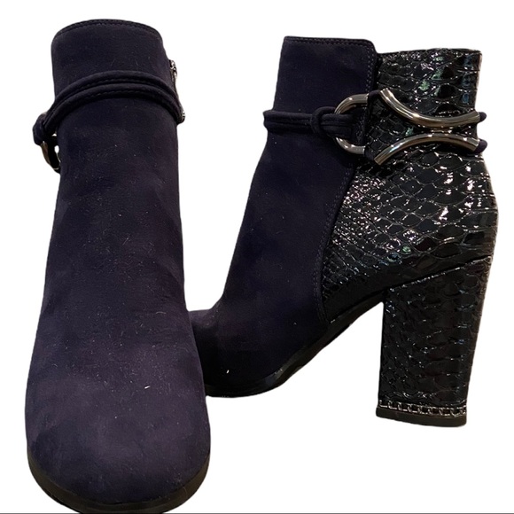 Moda in Pelle Leather ankle boots. Blue. Chain detailing. EUC - Picture 7 of 14